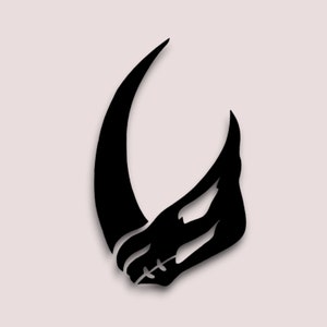 Puede incluir: Silueta en blanco y negro de una luna creciente con un dise&ntilde;o estilizado en su interior. El dise&ntilde;o se asemeja a una mano con un dedo curvado.