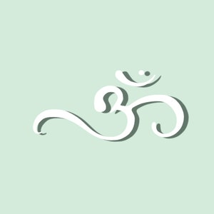 Peut inclure: Un symbole Om blanc sur un fond vert clair. Le symbole est stylis&eacute; avec un design fluide et cursive.