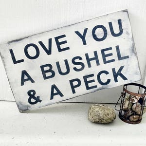 Liebe dich ein Scheffel & KÜSSCHEN / / Holz Zeichen / / Vintage Zeichen / / beunruhigt Zeichen / / rustikale Dekor / / Küche