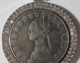 Italian 500 Lire Coin Pendant Renaissance representation of Italy 19 shields