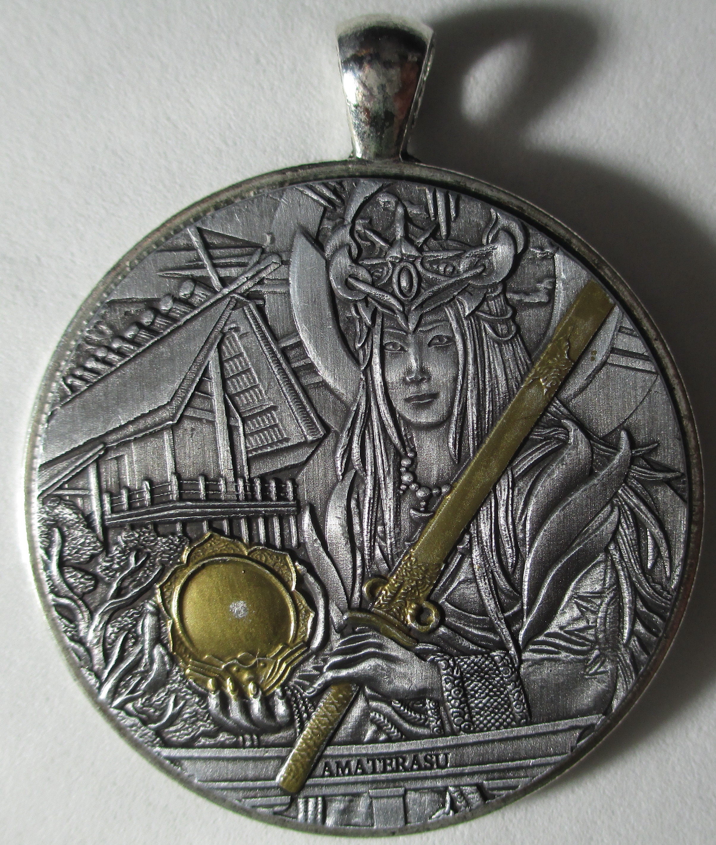 太陽と宇宙の女神、天照大御神を象った超高浮き彫りコイン/ペンダント - Etsy 日本
