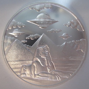 UFO Over Pyramids Egypt Sphynx Aliens high Relief 1 oz .999 Silver Round-Capsuled