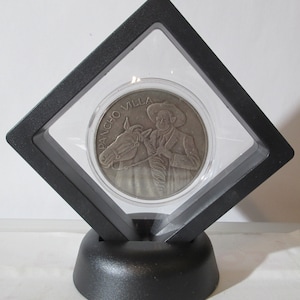 Villa antigua en alto relieve del General Francisco "Pancho" enmarcada con monedas y soporte para marco