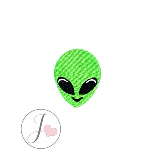 Peut inclure: Visage d'extraterrestre vert avec des yeux noirs et une bouche souriante. L'extraterrestre est de style cartoon et a un design simple.
