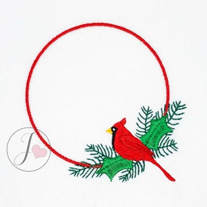 Puede incluir: Un pájaro cardenal rojo posado en una rama de acebo verde con bayas rojas, dentro de una corona circular roja.