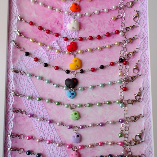 Bracelet avec pendentif (coeur, Daisy ou rose) en forme de main dans l’onze de couleurs, de perles de verre et de strass, réglables