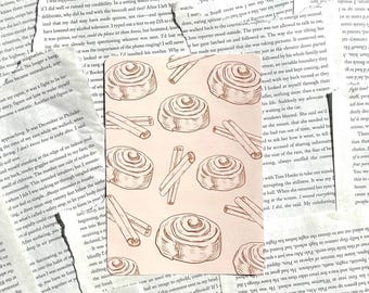 Inserto Kindle Sticky Sweet, Cinnamon Roll con fondo crema e imágenes marrones Accesorios de lectura Regalo Paperwhite Basic Colorsoft Otoño