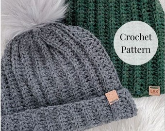 Może przedstawiać: Dwa dziane czapki, jedna szara z białym pomponem i jedna zielona. Czapki są ułożone jedna na drugiej, a tekst "Crochet Pattern" jest napisany na białym kółku na zdjęciu.