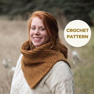 Könnte beinhalten: Eine Frau trägt einen senffarbenen Häkel-Cowl-Neck-Wärmer. Der Text "CROCHET PATTERN" befindet sich in einem weißen Kreis. Die Frau trägt einen cremefarbenen Pullover.