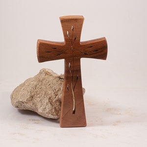 Kreuz aus Holz, Wanddeko