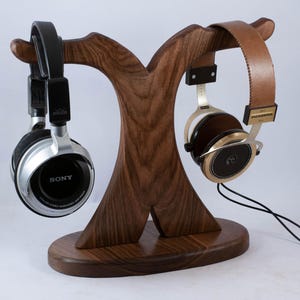 Doppel Kopfhörerständer, Kopfhörerhalter aus Walnussholz mit skulpturalem Design, Minimalistischer Schreibtisch Organizer für Studio oder Gaming Einrichten