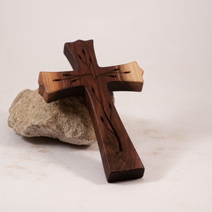 Kreuz aus Holz, Wanddeko