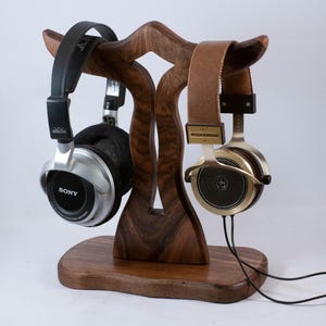 Doppel-Kopfhörerständer aus Walnussholz, handgefertigter Kopfhörerhalter für Schreibtisch oder Studio, minimalistischer Organizer für Audiobegeisterte