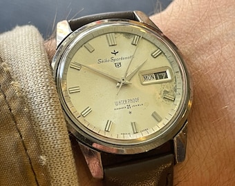 SEIKO 5 / Sportmatic / Seiko vintage / Seiko automatique / date/jour / EN FONCTIONNEMENT / bracelet en cuir / acier inoxydable / 35 mm / cadran d'origine / mouvement JPN