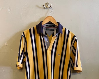 TOMMY Hilfiger / polo vintage / rayures jaunes / polo des années 90 / Tommy années 90 / hip hop / polo d'été / logo drapeau / polo à rayures audacieuses / hommes M cour.