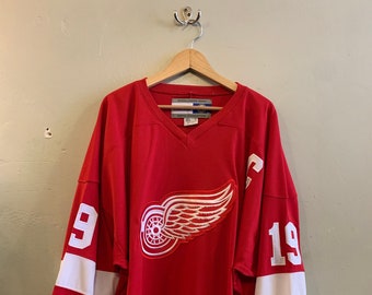 Detroit Red Wings Steve Yzerman 90s Majestic Size Large T Shirt Jersey