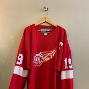 ReD WinGs / CCM vintage hockey sweater / Stevie Yzerman / number 19 / Stanley Cup champ / Detroit what / joe Louis arena / NHL / mens XXL