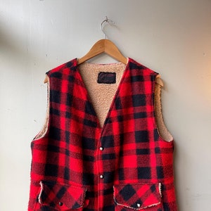 CARLETON / vintage buffalo plaid vest / sherpa lined vest / 70s-80s vintage / made in Canada / great outdoors / winter wear / mens M-L