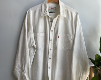 LEVI'S / camicia vintage in denim / denim bianco / camicia in jeans Levi's / denim vintage anni '90 / bottoni a rivetto / etichetta rossa / oversize / uomo L-XL