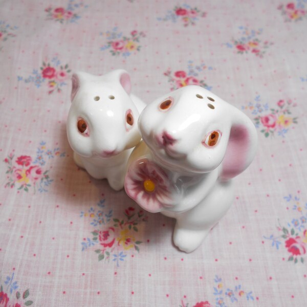 1980s Retro White Bunny Salt Pepper Shakers Rabbit Baby Rabbits Set Kitsch Home Decor Bunny Collectables