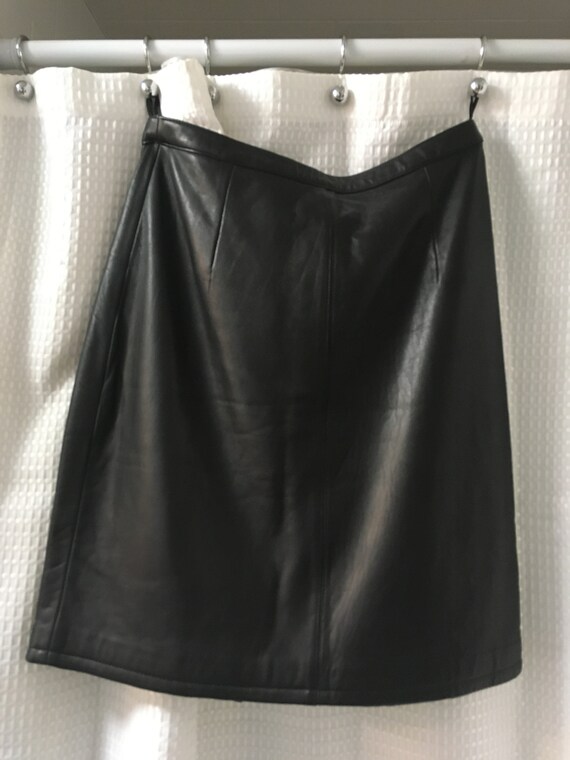 vintage Neiman Marcus Black 100% leather skirt. si