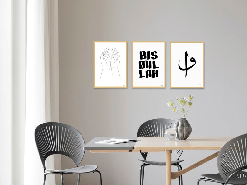 Puede incluir: Tres impresiones art&iacute;sticas enmarcadas con dise&ntilde;os minimalistas. Una impresi&oacute;n presenta un dibujo lineal de manos abiertas, otra muestra el texto "BIS MIL LAH" en letras gruesas, y la tercera muestra un s&iacute;mbolo de caligraf&iacute;a &aacute;rabe. Los marcos tienen un acabado de madera clara.