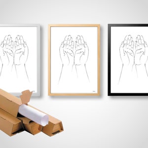 Puede incluir: Tres impresiones art&iacute;sticas enmarcadas con dibujos lineales minimalistas de manos ahuecadas. Los marcos son blancos, de madera natural y negros. La obra de arte est&aacute; sobre papel blanco. Un tubo de env&iacute;o de cart&oacute;n es visible en primer plano.