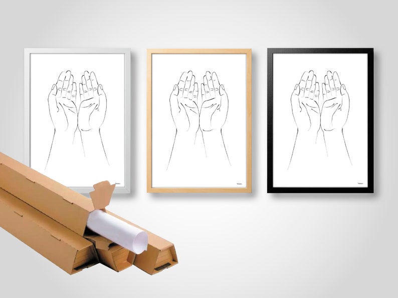 Puede incluir: Tres impresiones art&iacute;sticas enmarcadas con dibujos lineales minimalistas de manos ahuecadas. Los marcos son blancos, de madera natural y negros. La obra de arte est&aacute; sobre papel blanco. Un tubo de env&iacute;o de cart&oacute;n es visible en primer plano.