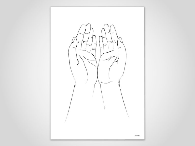 Puede incluir: Un dibujo minimalista de l&iacute;neas negras de dos manos abiertas, con las palmas hacia arriba. La obra de arte est&aacute; sobre un fondo blanco, con l&iacute;neas finas que definen los dedos y la forma de las manos. El estilo es simple y elegante.