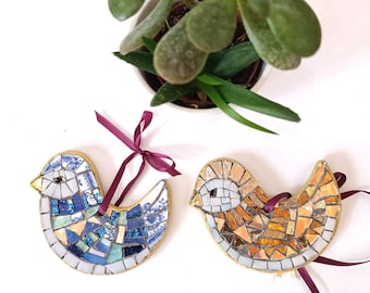 Arte em mosaico e cerâmica com andorinhas penduradas. Arte de parede para ambientes internos e externos.