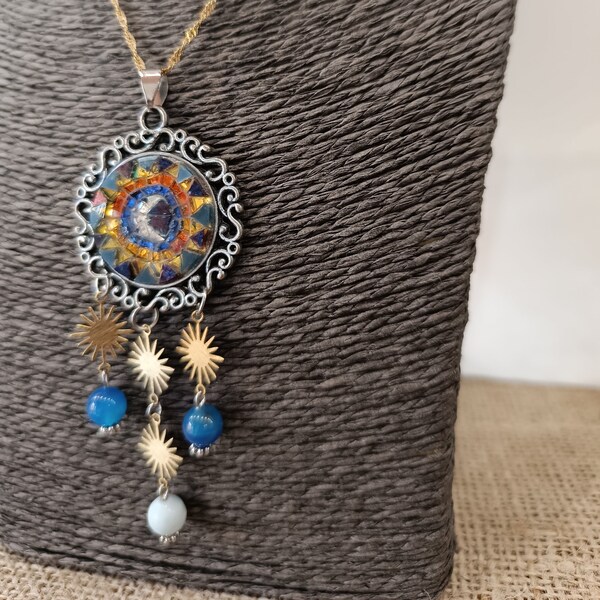 Collier soleil et lune micro mosaïque italienne et pierre dure bleu clair. Idée cadeau bijou lune étoiles bleues.Maxi collier mosaïque verre