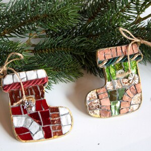 Elfen- und Weihnachtsmannsocken, handgefertigter Weihnachtsschmuck aus Mosaik in Italien.