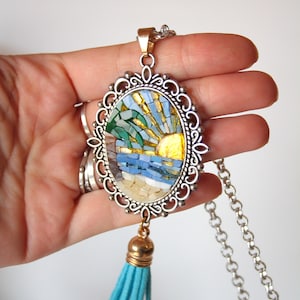 Micromozaïekmedaillon met tropisch landschap en lichtblauwe imitatieleren kwast, handgemaakt in Italië. Maxi micromozaïekketting.