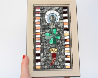 Arte de parede com motivos de boa sorte em mosaico artístico. Decoração de parede com motivos de boa sorte