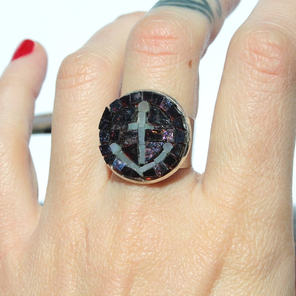 Bague ancre en micro mosaïque de verre, fabriquée à la main en Italie. Idée cadeau bijoux homme.