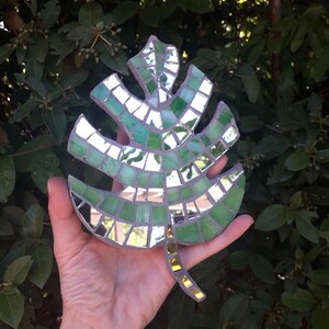 Wall art leaf for interior and exterior in colored glass mosaic, handmade in Italy. Mosaic decorative Monstera leaf.