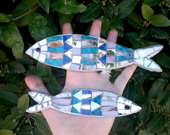 Peixe em mosaico de vidro colorido feito à mão na Itália. Sardinhas em mosaico artístico, decoração de parede para interior e exterior.