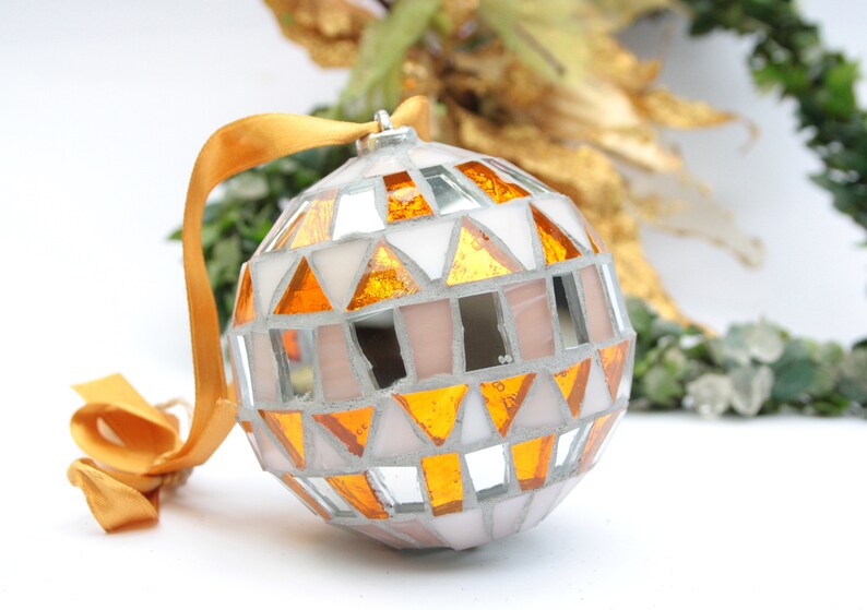 Christmas balls decorated by hand in Italy. Artistic glass mosaic Christmas balls. Christmas ornament in mosaic. Oro + rosa