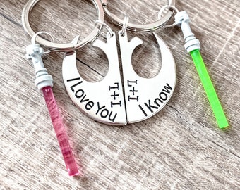 Juego de llaveros para parejas de STAR WARS, regalo nerd para él, "Te amo, lo sé", símbolo rebelde, regalo de aniversario personalizado, llavero con sable de luz