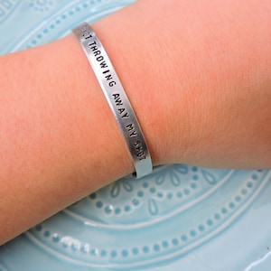 Peut inclure: Bracelet en argent avec l'inscription "Not throwing away my shot".