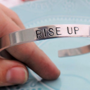 &quot;Hamilton Musical &quot;&quot;Rise Up!&quot;&quot;&quot; Lyric Aluminium Manschette Armband, Hand gestempelt, Hamilfan, Hamilfreak, Hamilton am Broadway Fan Geschenk