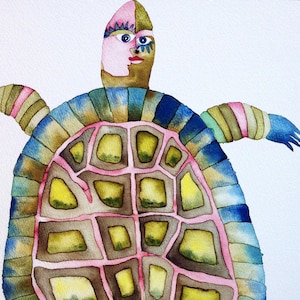K&ouml;nnte beinhalten: Ein Aquarellbild einer stilisierten Schildkr&ouml;te mit einem menschen&auml;hnlichen Gesicht. Der Panzer der Schildkr&ouml;te ist leuchtend pink mit gelben und gr&uuml;nen Akzenten. Der K&ouml;rper der Schildkr&ouml;te ist blau und gr&uuml;n mit pinken und gelben Streifen an den Gliedma&szlig;en.