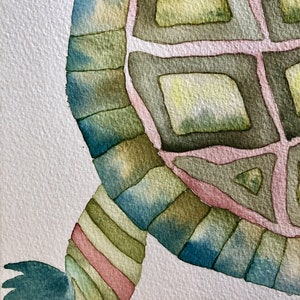 K&ouml;nnte beinhalten: Aquarellmalerei einer Schildkr&ouml;te mit einem gr&uuml;n, blau und rosa gef&auml;rbten Panzer. Das Bein der Schildkr&ouml;te ist gr&uuml;n, blau und rosa gestreift.