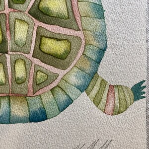 K&ouml;nnte beinhalten: Aquarellmalerei einer Schildkr&ouml;te mit einem gr&uuml;n, blau und rosa Panzer. Der Schwanz der Schildkr&ouml;te ist mit rosa, gr&uuml;n und blau gestreift. Das Gem&auml;lde ist signiert mit "K. Allen".