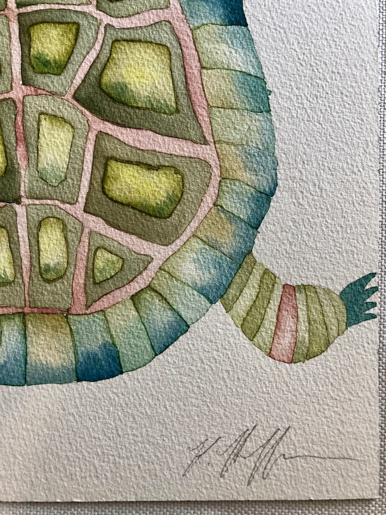 K&ouml;nnte beinhalten: Aquarellmalerei einer Schildkr&ouml;te mit einem gr&uuml;n, blau und rosa Panzer. Der Schwanz der Schildkr&ouml;te ist mit rosa, gr&uuml;n und blau gestreift. Das Gem&auml;lde ist signiert mit "K. Allen".