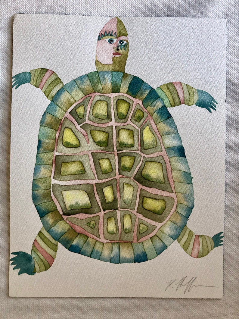 K&ouml;nnte beinhalten: Aquarellmalerei einer stilisierten Schildkr&ouml;te mit einem menschen&auml;hnlichen Gesicht. Der Panzer der Schildkr&ouml;te ist gr&uuml;n, blau und rosa mit einem geometrischen Muster. Das Gesicht der Schildkr&ouml;te ist in Rosa- und Braunt&ouml;nen gemalt.