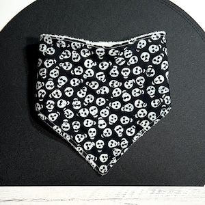 Skull Bib, Halloween Bibs for Babies, 1st Halloween Baby Gift, Baby Shower, Baby Boy, Baby Girl. Creepy, Bibs with Skulls,