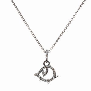 Puede incluir: Un collar de cadena de plata con un pequeño colgante de pez incrustado de diamantes.