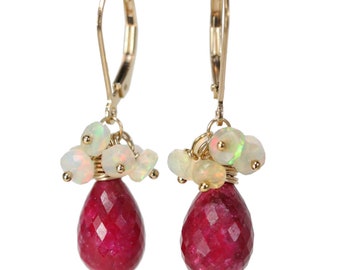 Pendientes de racimo de piedras preciosas de rubí de ópalo blanco*Regalo de cumpleaños de piedra de nacimiento de julio para ella* 14k relleno de oro* Regalo de joyería de mujer*Aniversario