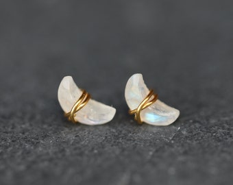 Pedido personalizado para A. One: un pendiente de botón con forma de luna y piedra lunar.